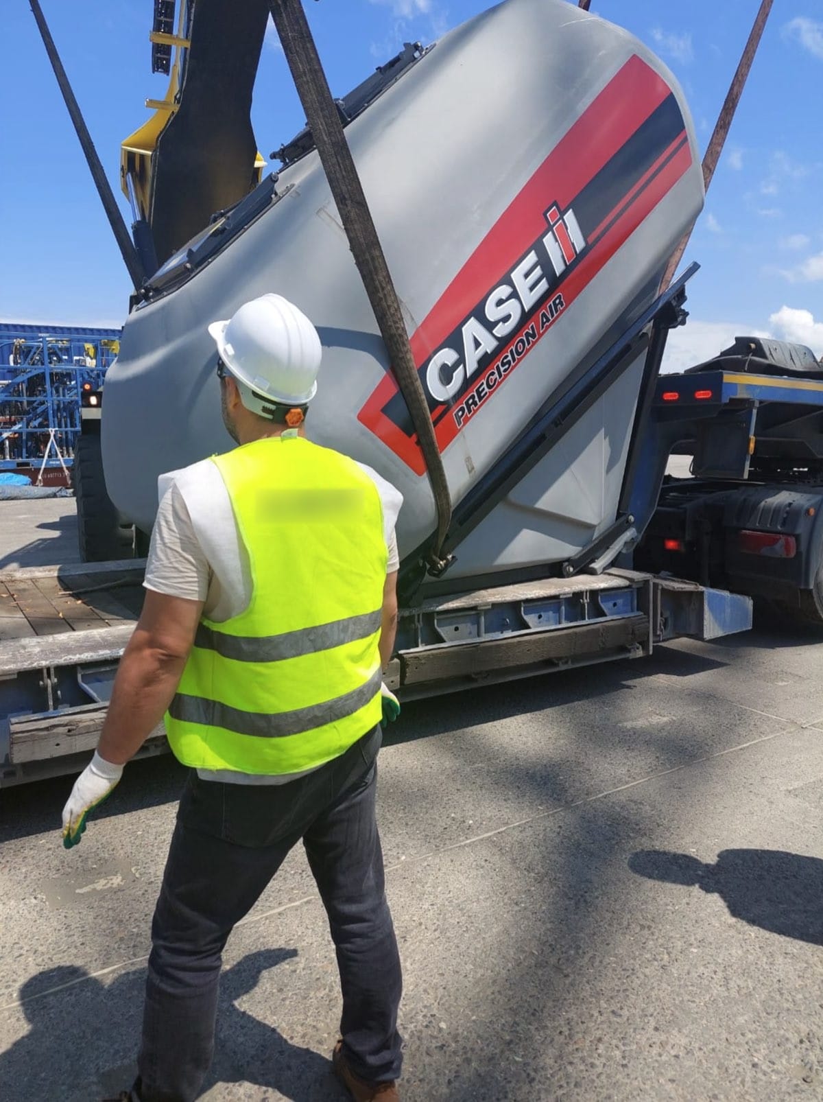 Пневматический посевной бункер Case IH — портовый кран — Новосибирск, Россия