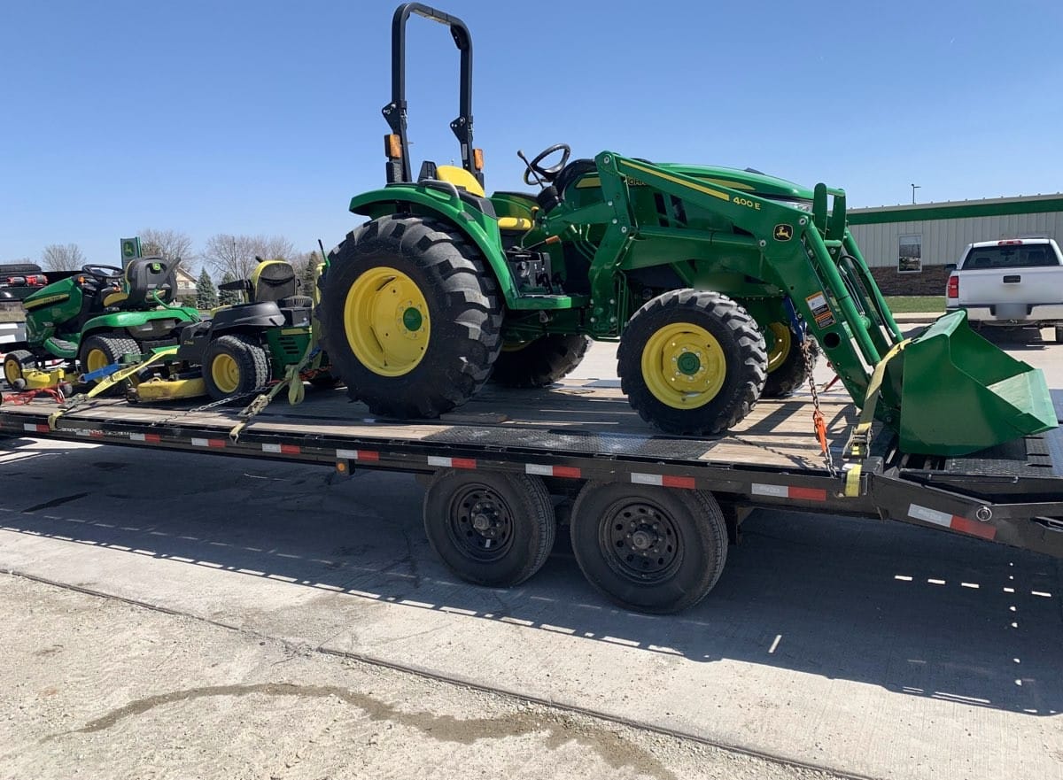 Компактный трактор John Deere 4044R — экспорт на трейлере — Алматы, Казахстан