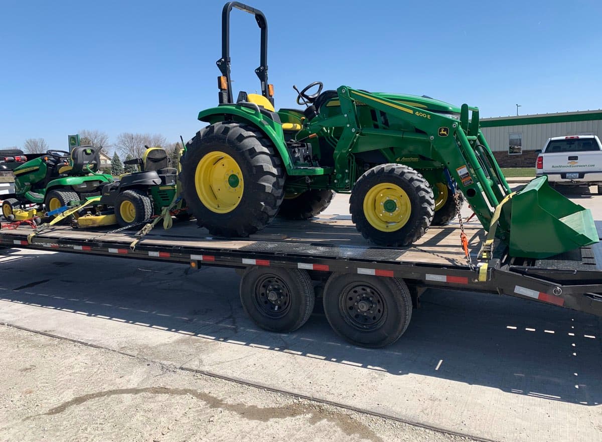 Компактный трактор John Deere 4044R, подобранный для зарубежного покупателя