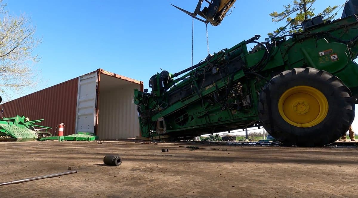 Опрыскиватель John Deere позиционируется краном для погрузки в контейнер