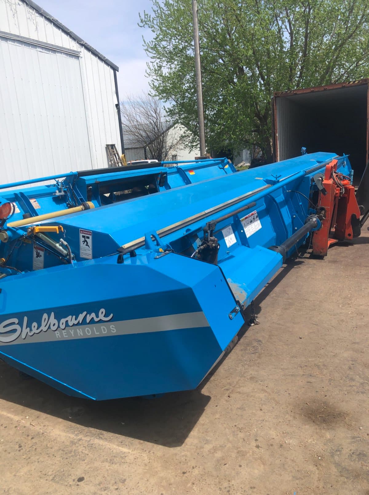 Cabezal Shelbourne izado para la carga del contenedor en nuestra planta de Iowa