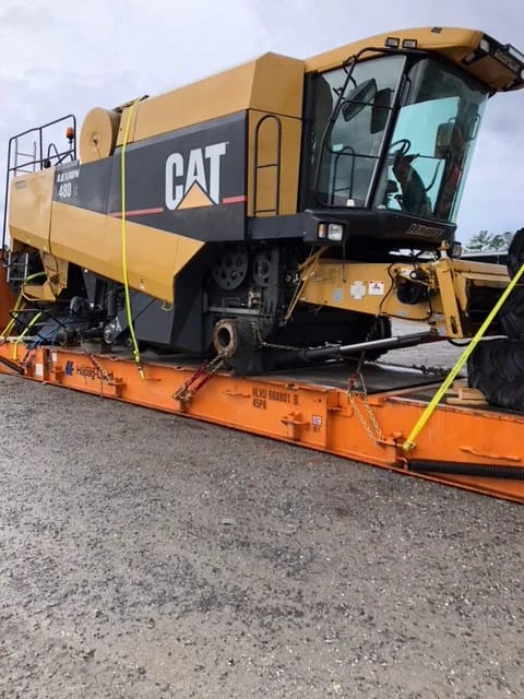 Комбайн CLAAS Lexion 480, закреплённый цепями и стропами на платформе Flat Rack