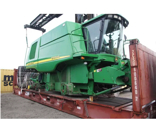 Комбайн John Deere на платформе Flat Rack с подъёмным оборудованием над ним