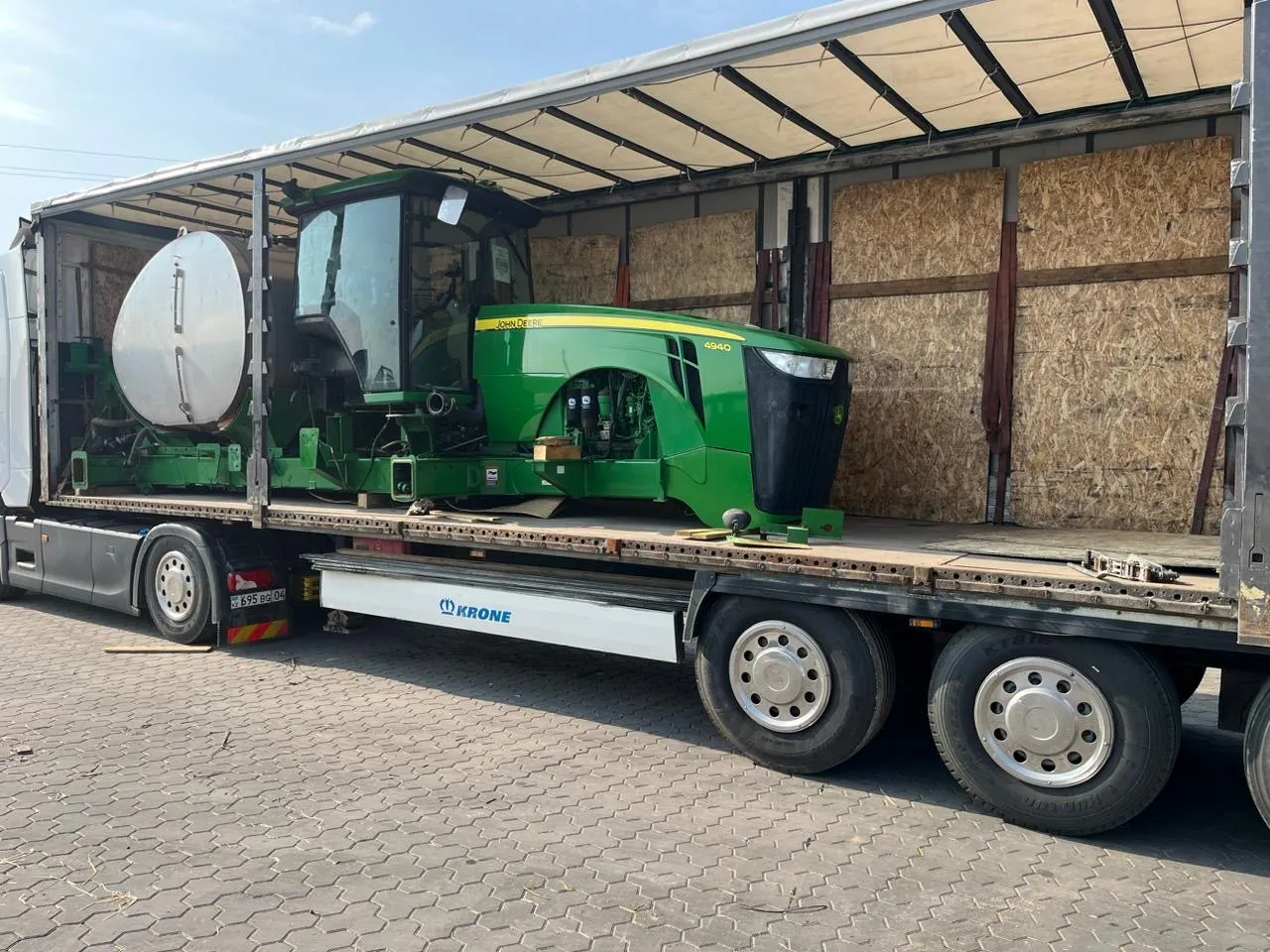 John Deere 4940 Sprayer - Complex Containerization and Riga Handoff — View 3