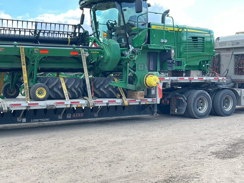 John Deere W235: recogida en Canadá y envío en contenedor a Kazajistán — Vista 1
